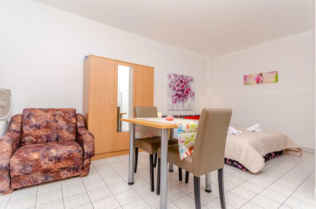 Apartments Tonka Donji Okrug  Екстер'єр фото